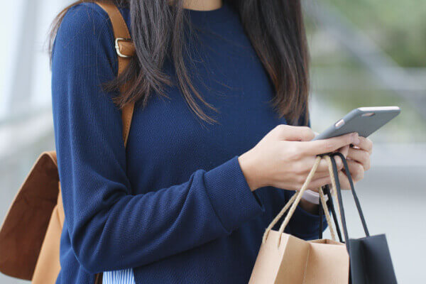 Woman shopping on her phone using a cash advance app