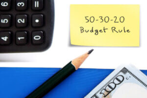 Sticky note with 50-30-20 budget rule written on it