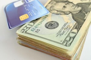Anticipo de efectivo con tarjeta de crédito para retirar dólares americanos.